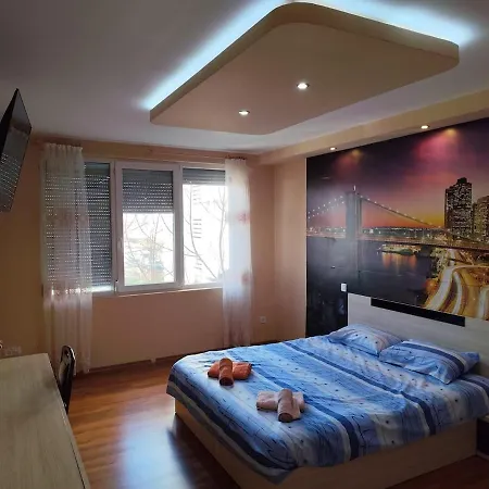 Charming With Balcony ווידין
