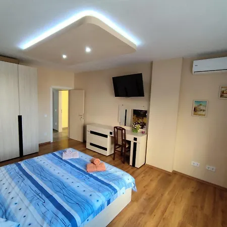Charming With Balcony فيدين
