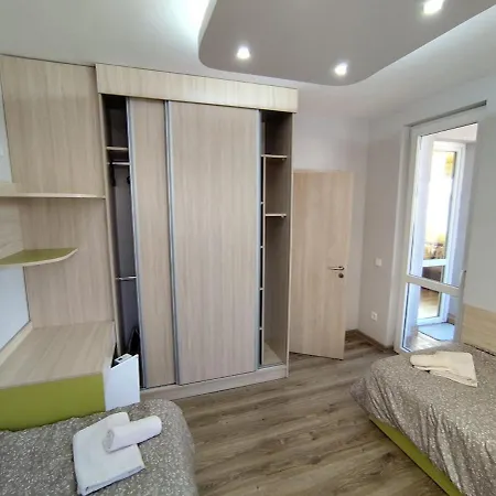 Charming With Balcony شقة *